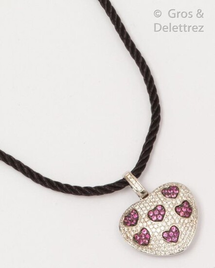 Heart" pendant in white gold, paved with brilliant-cut diamonds and ruby supported by a link of trimmings. Rough: 9.5g.