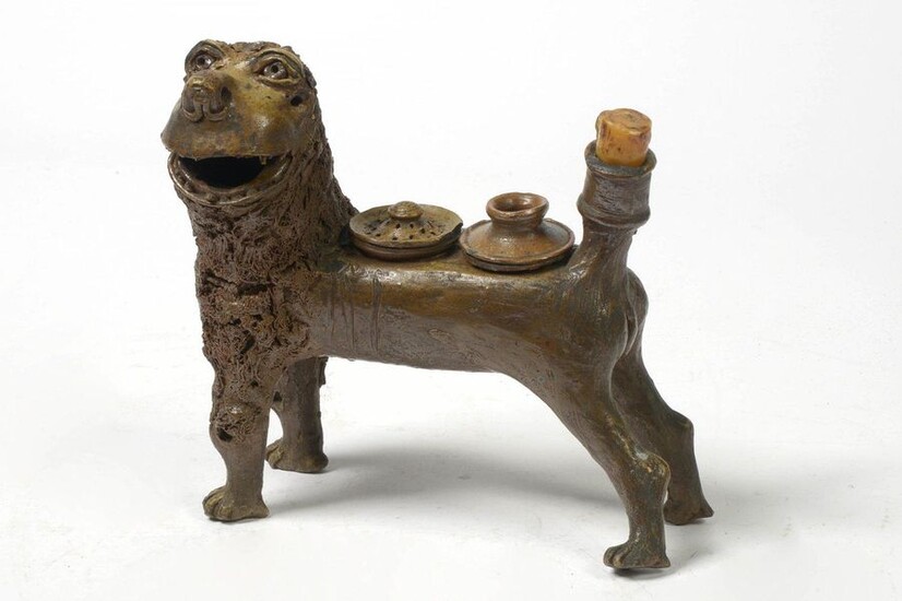 Inkwell made of salt-glazed Westerwald sandstone in the shape of a "Lion", decorated with its hourglass and provided with a torch-shaped tail. German work. Period: 18th century. (*). H.:21cm. L:+/-20cm.
