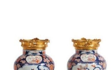 JAPON, IMARI MILIEU EPOQUE EDO (1603 - 1868) PAIRE DE VASES BALUSTRES En porcelaine émaillée...