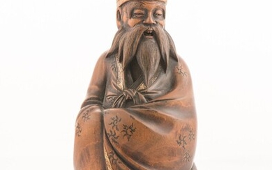 JAPON, fin XIXe siècle Sujet en bois sculpté représentant un sage chinois, son vêtement rehaussé...
