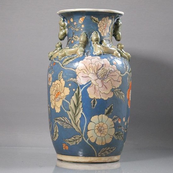 Japanese Decorated Porcelain Vase Embossed Lizards