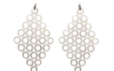 Jewellery Earrings EARRINGS, 18K white gold, carved mother-of-pearl, Karl Spring...