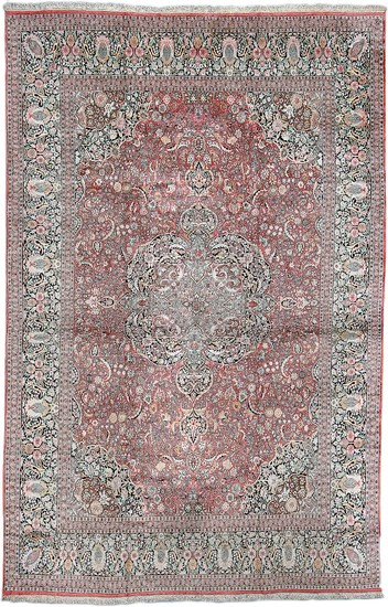 Kashmir “palace” carpet, silk on cotton foundation, classic medallion design on a rose base. India. 20th century second half. 570×366 cm.