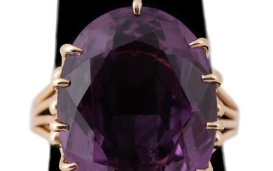 LARGE AMETHYST AND 14K YELLOW GOLD RING