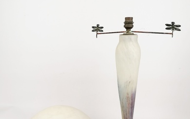 LE VERRE FRANÇAIS Lampe champignon en verre marmoréen bleu et rose sur fond blanc. Signé....