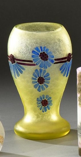 LEGRAS Vase ovoïde sur piédouche en verre jaune. D…
