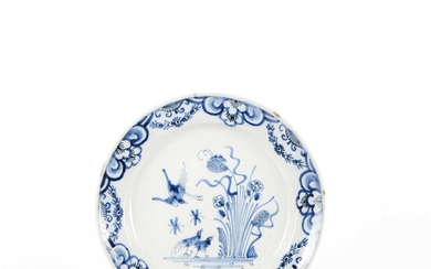 LILLE Assiette creuse en faïence à décor en camaïeu bleu aux perdrix et fleurs. 18ème...