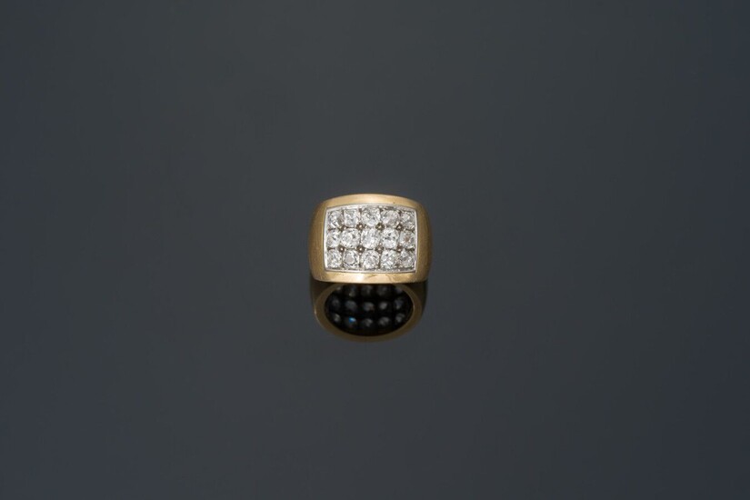 Large anneau en or jaune 750/1000 et platine 900/1000 agrémenté d'un pavage de diamants. Taille...