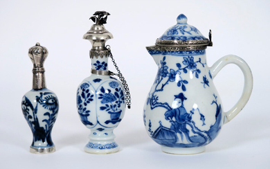 Lot eighteenth century Chinese porcelain with blue-white decor and silver frame: one jug and two bottles - heights from 10,5 to 13,5 cm ||three 18th Cent. Chinese items in porcelain with blue-white decor and with silver mounting