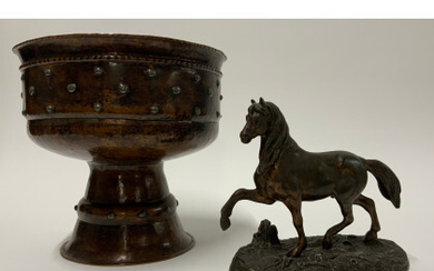 Lotto composto da una scultura in metallo raffigurante un cavallo ed un antico cachepot in rame (h max cm 21)...