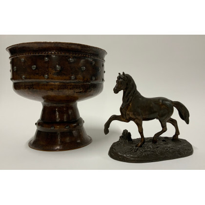 Lotto composto da una scultura in metallo raffigurante un cavallo ed un antico cachepot in rame (h max cm 21)...