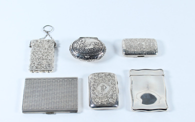 Manifatture differenti, secolo XIX-XX. Lotto composto da sei oggetti diversi in argento tra cui due portabiglietti ed una piccola tabacchiera…