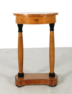 Ovales Tischchen im Biedermeier-Stil