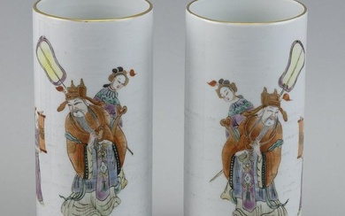 PAIR OF CHINESE FAMILLE ROSE CYLINDER VASES Early 20th Century Height 7î.