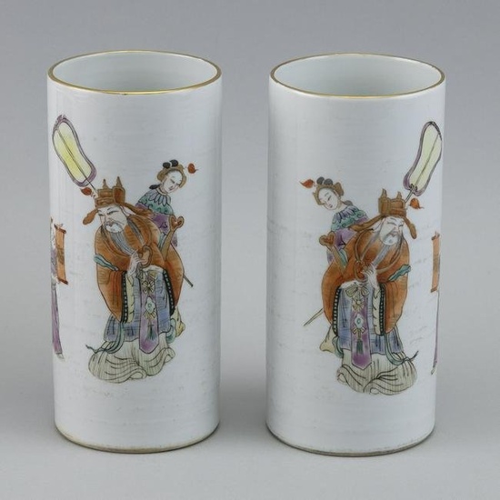 PAIR OF CHINESE FAMILLE ROSE CYLINDER VASES Early 20th Century Height 7î.
