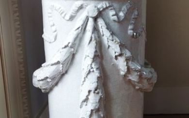 PORTE-PARAPLUIE ( partie de poêle) en forme de colonne ornée de guirlandes de laurier retenues...
