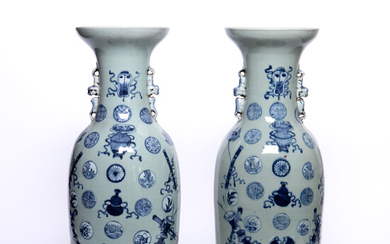 Paar vazen. China. 19de eeuw. Porselein. Decor in onderglazuurblauw van Chinese symbolen op celadon ondergrond. Hals
