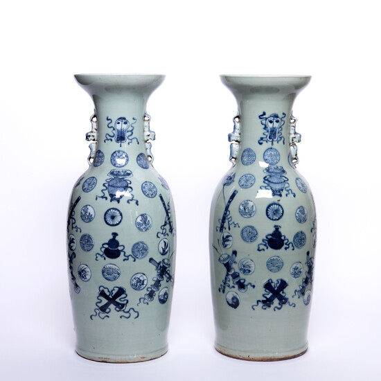 Paar vazen. China. 19de eeuw. Porselein. Decor in onderglazuurblauw van Chinese symbolen op celadon ondergrond. Hals