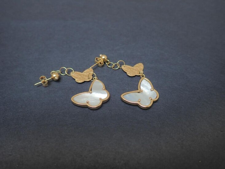 Pair of 750°/00 yellow gold butterfly earrings decorated with mother-of-pearl and butterflies in textured gold. Butterfly pierced earring system. Length of the pattern: 6 cm. Total gross weight: 9.15 g