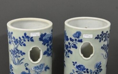 Pair of openwork vases, slightly relief decoration in 19th century porcelain of China (Ht 28cm, star at the base)