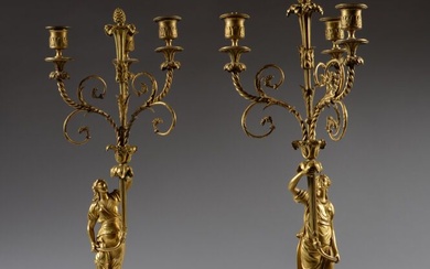 Paire de candélabres en bronze ciselé et doré et marbre blanc mouluré. Ils reposent sur...