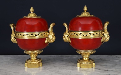 Paire de vases couverts formant pots-pourris En bois relaqué vermillon et bronze doré, les anses...