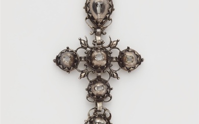 Pendentif croix rococo Argent, doré au dos. Suspension en quatre parties, reliées par des œillets...