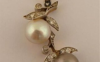 Pendentif en or jaune orné de perles et de petits diamants. L. 40 mm avec bélière. PB. 4.7g.