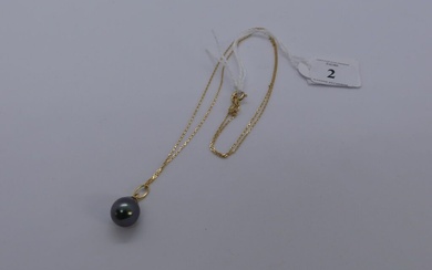 Pendentif or perle de Tahiti avec chaîne en or, poids brut : 2,5 g.