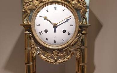Pendule Portique "Cynégétique" vers 1800. Grande pendule portique en bronze doré au mercure et finement...