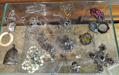 Petit lot de bijoux en argent ou métal comprenant un sautoir à mailles olives, une...