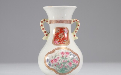 Petit vase en porcelaine de la famille rose époque Qing Poids: 265 g Région: Chine...