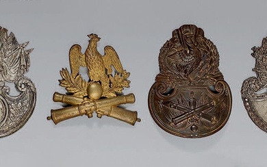Quatre plaques de shako Louis-Philippe de la garde nationale : une d'artillerie des canonniers de...