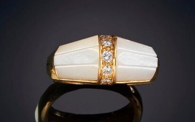 RING WITH CENTRAL BAND OF BRIGHT, EXTRA QUALITY, AND PEARL ON THE SIDES. Mounting in 19k yellow gold. Punched piece. Exit: 330,00 Euros. (54.907 Ptas.)