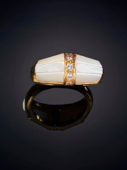 RING WITH CENTRAL BAND OF BRIGHT, EXTRA QUALITY, AND PEARL ON THE SIDES. Mounting in 19k yellow gold. Punched piece. Exit: 330,00 Euros. (54.907 Ptas.)