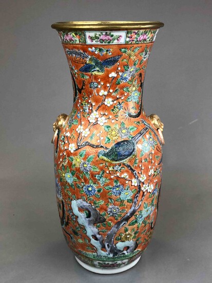 Rare vase en porcelaine de Canton, décoré en émaux polychromes dans le style de la...