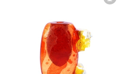René DENIEL (France, né en 1947) Vase en verre soufflé rouge travaillé à l’acide, à...