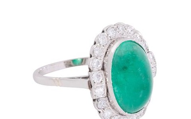 Ring mit Smaragdcabochon ca. 6,3 ct und Diamanten zus. ca. 0,8 ct