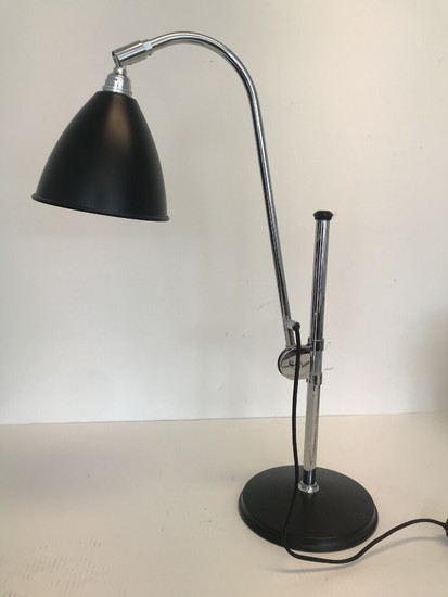 Robert Dudley: “BL1”. Table lamp of chromed metal. Shade and base of black lacquered metal. H. 52–85 cm.