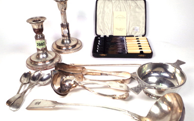 SILVER PLATED WARES, INCLUDING A PAIR OF CANDLESTICKS, A LADLE, TEASPOONS AND FURTHER ITEMS