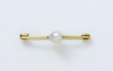 Safety pin brooch made of 750 thousandths gold, decorated with a pearl blow. French work circa 1900.