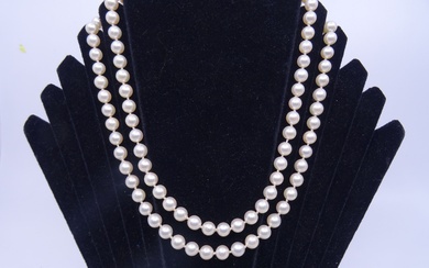 Sautoir de 111 perles de culture blanches d’environ 7.3 à 6.9mm de diamètre. Le fermoir...