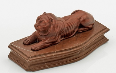 Sculpture d'un lion comme souvenir du Grand Tour. En marbre rouge. Sculpture d'un lion couché...
