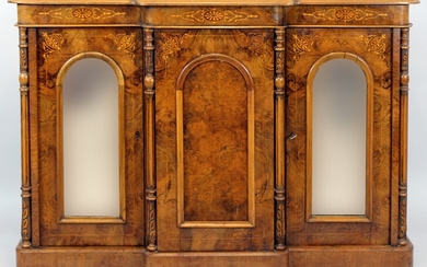 Servantina inglese del XIX secolo in noce e radica con intarsi e filetti in bosso, a tre sportelli di cui due a specchio, altezza 92x123x36 cm.