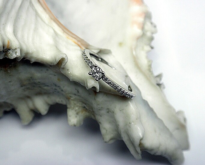 Solitaire en or blanc serti d'un diamant taille brillant moderne pesant 0,10 ct env, anneau...