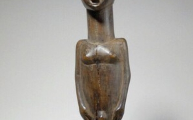 Statuette Baoulé (Côte d'Ivoire) Personnage debout les bras le long du corps, les yeux mi-clos...