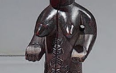 * Statuette Bembé (Congo) Le personnage féminin est représenté debout, le corps scarifié, les paumes...