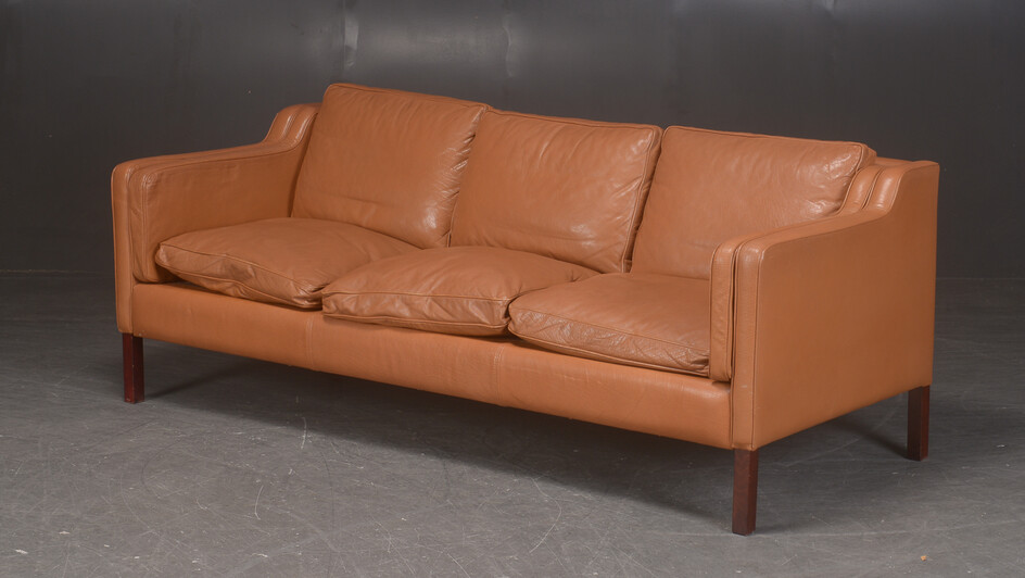 Stouby. Tre-pers. sofa, betrukket med cognacfarvet læder, model 'Eva'.