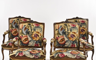 Suite de quatre fauteuils à dossier plat, pieds cambré Style Louis XV garniture tapisserie très...