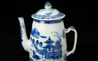 TEAPOT. Chinese porcelain, 18th century.